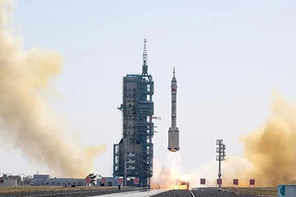 神舟十七號(hào)載人飛船于2023年10月26日11時(shí)13分從酒泉衛(wèi)星發(fā)射中心成功升空。這一重大事件標(biāo)志著我們中國(guó)航天事業(yè)邁向了新的里程碑，再次向全世界展示了中國(guó)在航天領(lǐng)域的強(qiáng)大實(shí)力和卓越能力。